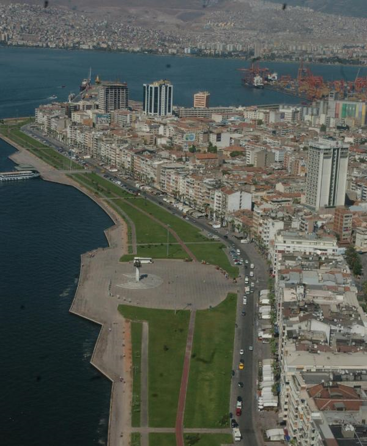 İzmir, Gündoğdu Meydanı\'nda Terörü Lanetleyecek
