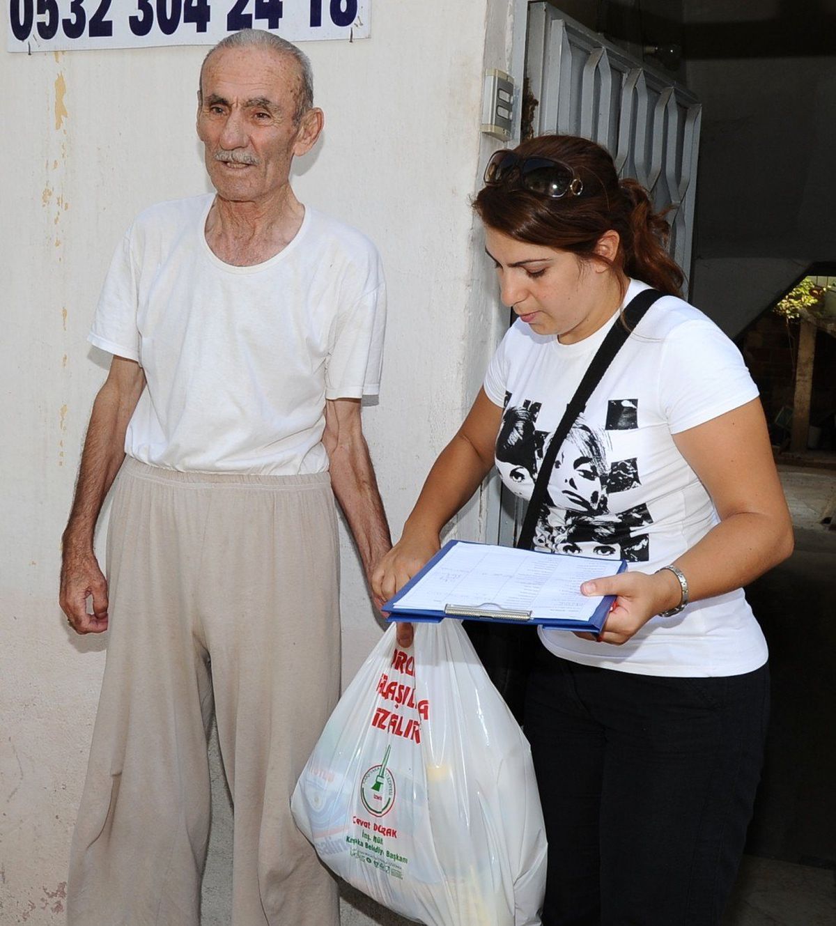 Karşıyaka Belediyesi Her Gün 60 Aileye Ramazan Erzağı Gönderiyor
