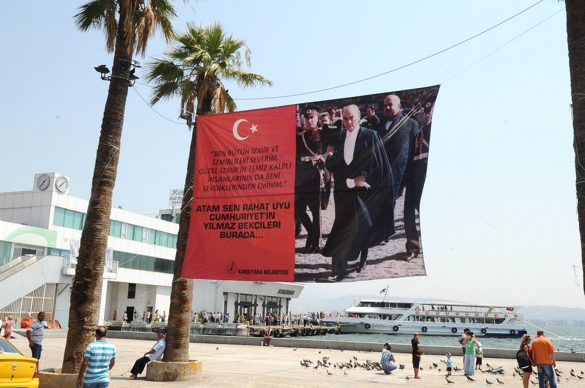Karşıyakalılardan Teröre Pankartlı Tepki