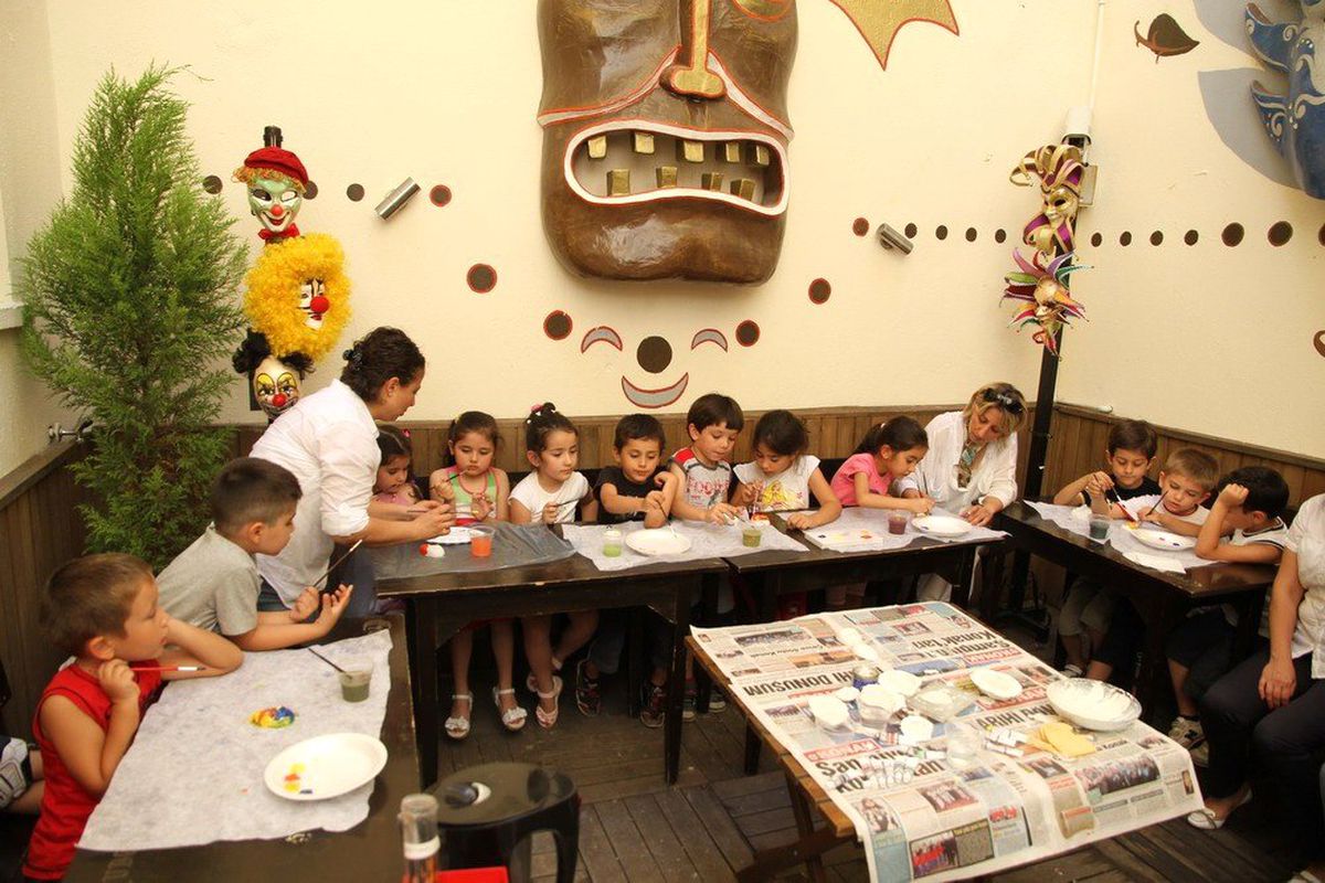 Konak'ta Minik Eller Mask Yapıyor