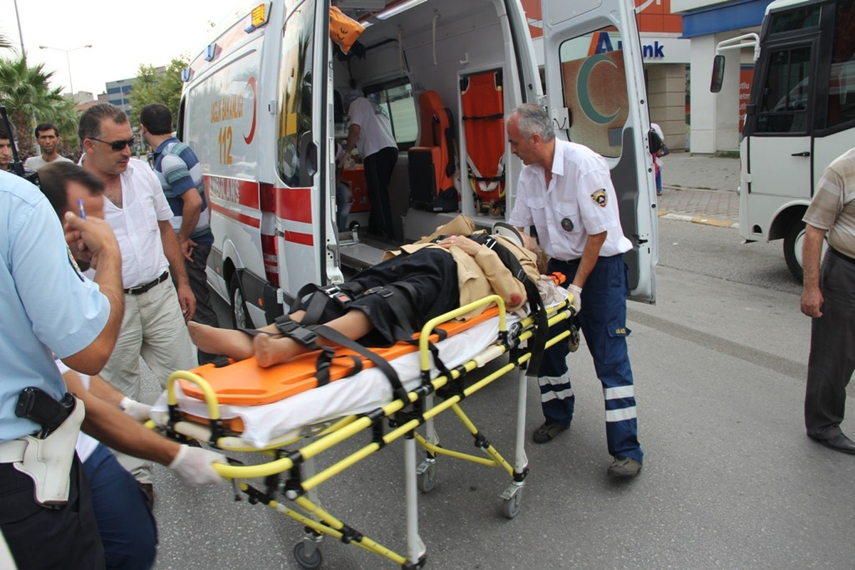 Motosiklet Yayaya Çarptı: 2 Yaralı