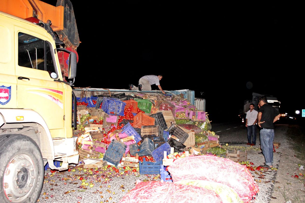 Otomobil Devrilen Sebze Yüklü Kamyona Çarptı: 5 Yaralı