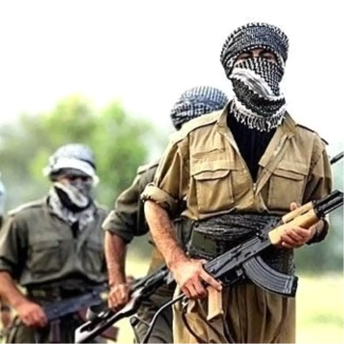 PKK'lılar Diyarbakır'da Yol Kesip Korucu Yaraladı