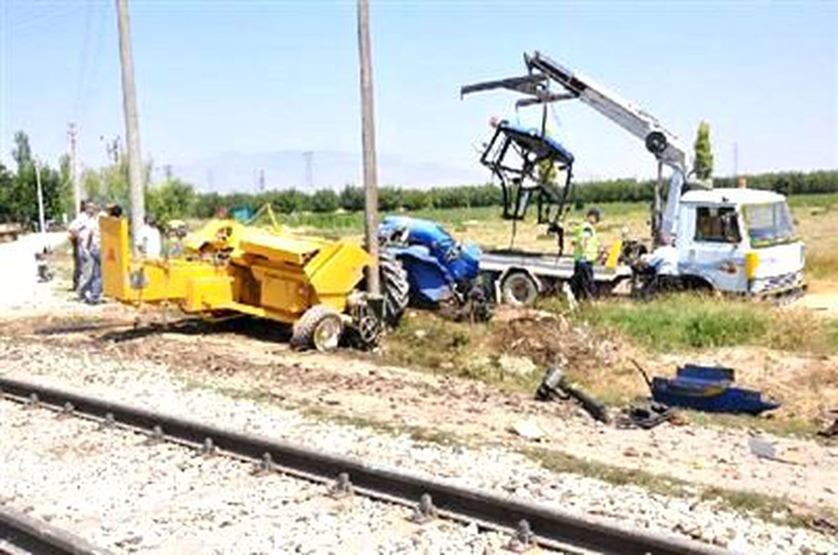 Ray Otobüsü Traktörle Çarpıştı: 1 Ölü