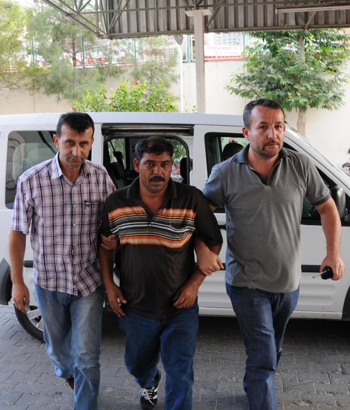 Şarkıcı Kadına Tecavüz Ettiği İddiasıyla Tutuklandı