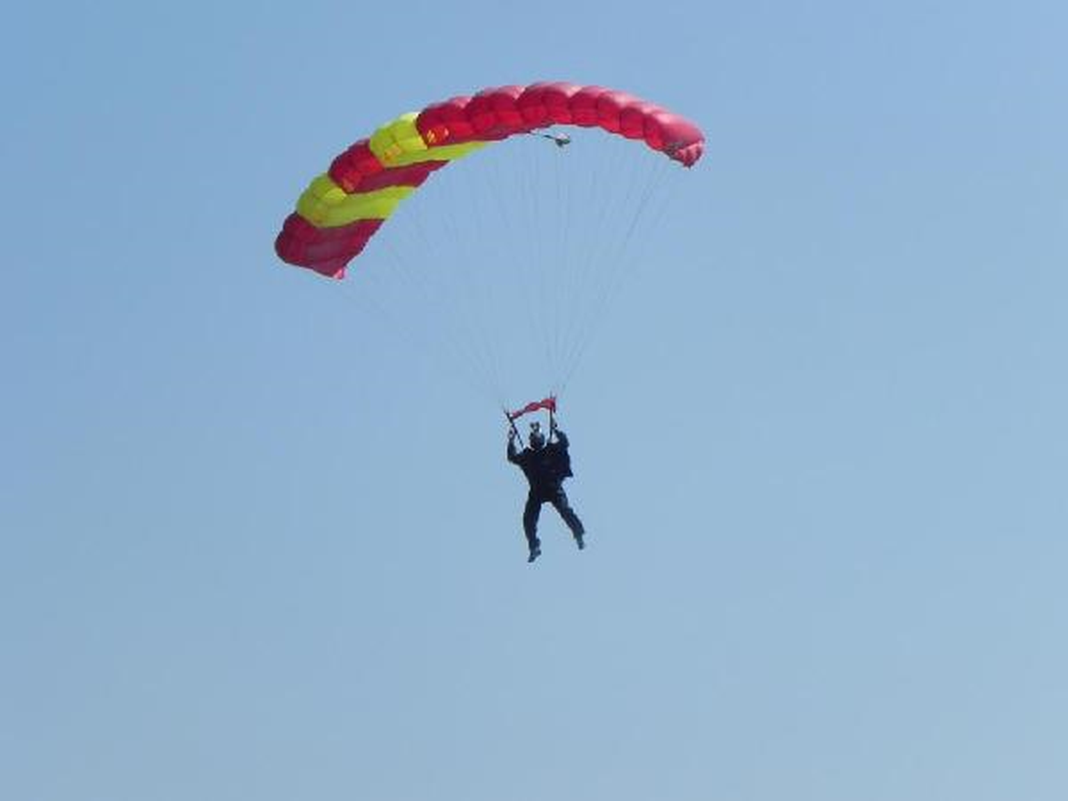Selçuk\'ta Paraşütle Atlama Turnuvası Başladı
