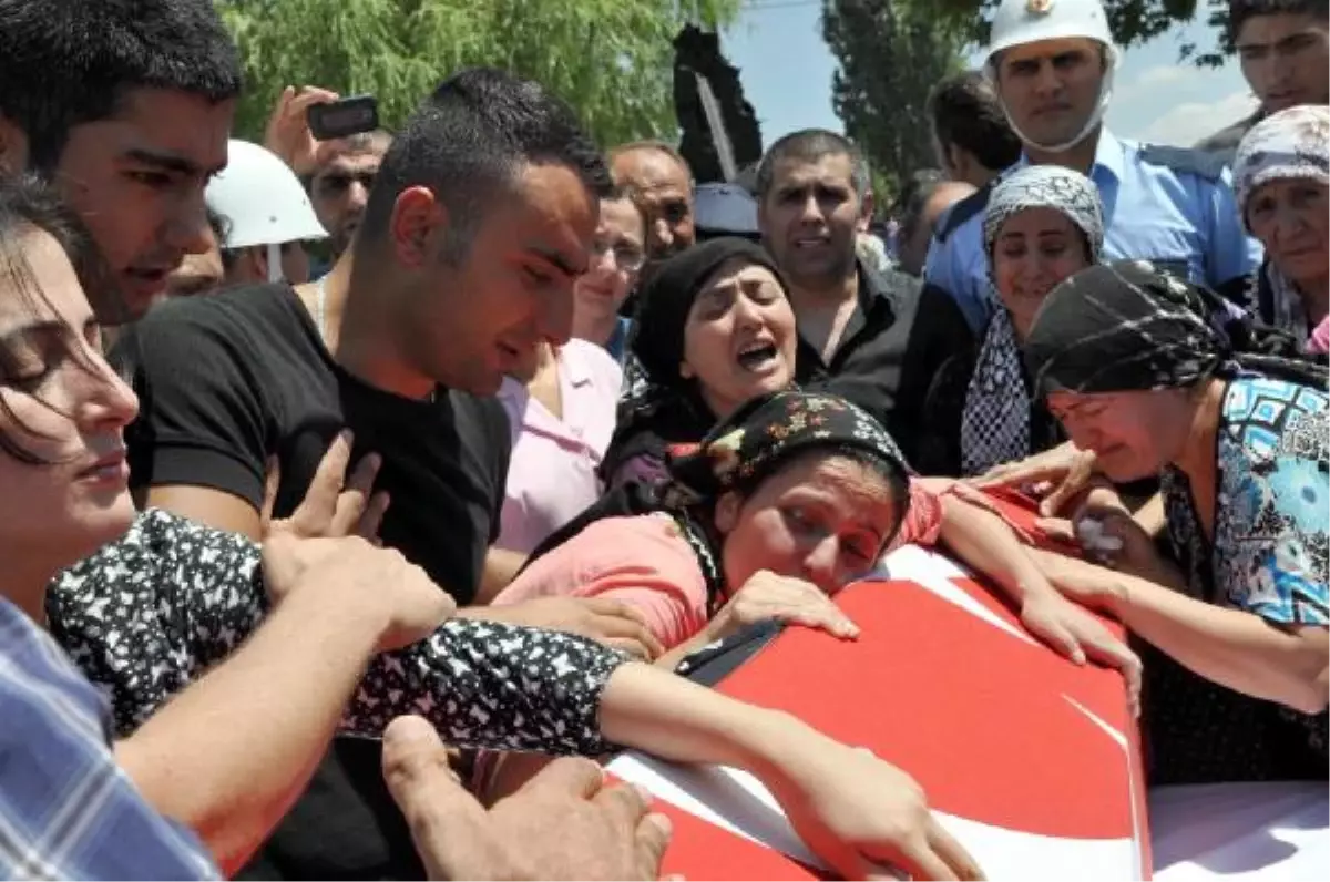 Sigara Kaçakçılarının Şehit Ettiği Polis, Son Yolculuğuna Uğurlandı