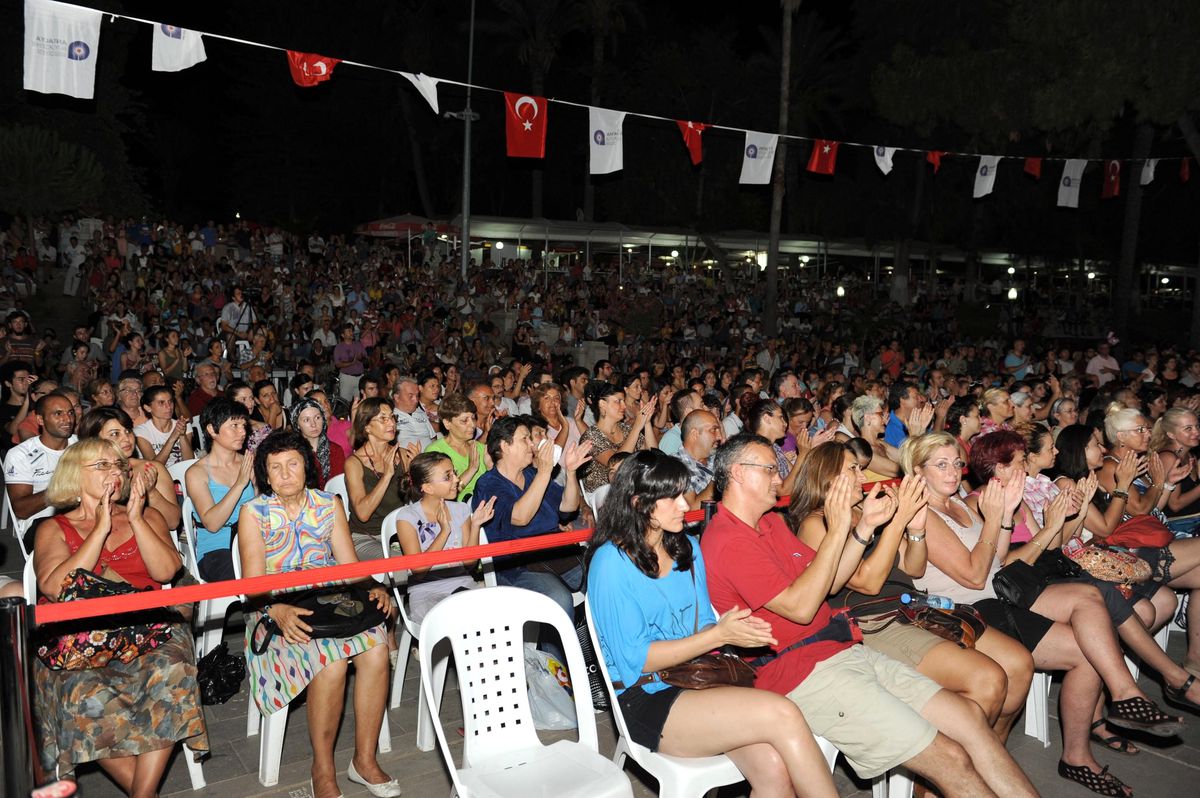 Sunay Akın \'Mahya Işıkları\'nı Antalya\'da Yaktı