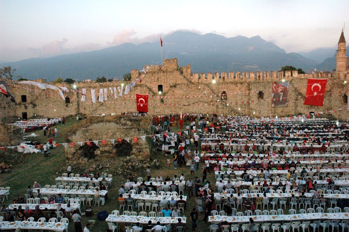 Tarihi Kalede Tarih Tekerrür Etti 7 Bin 500 Kişilik İftar Sofrası Payas Kalesinde