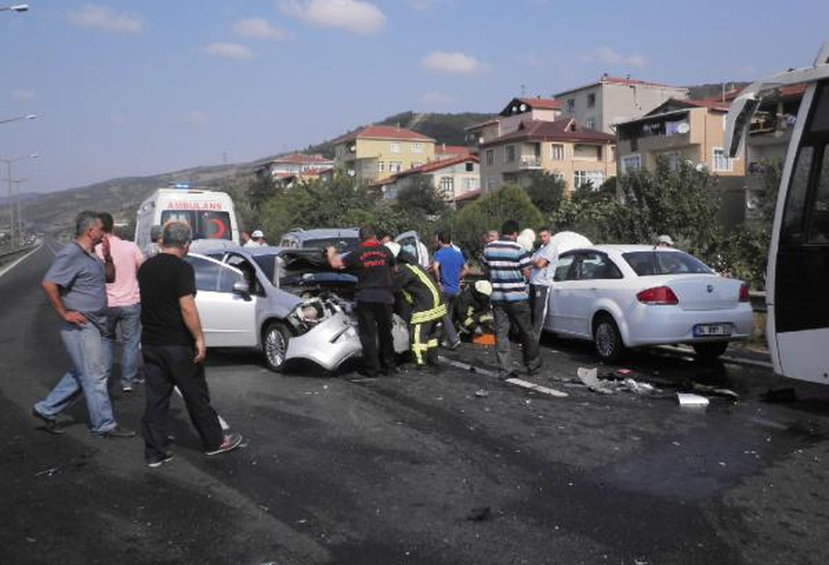 Tem Kocaeli Geçişinde 4 Araçlı Zincirleme Kaza: 7 Yaralı
