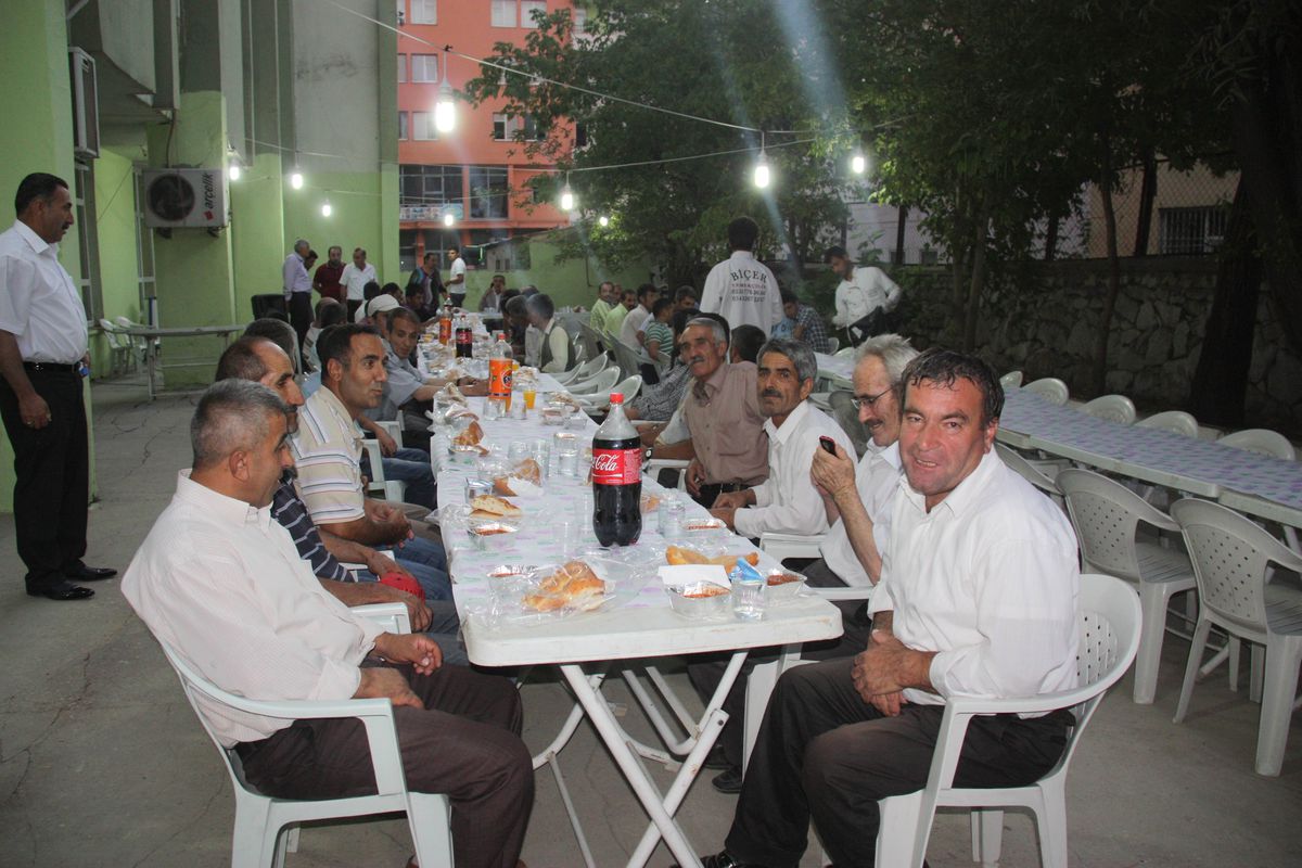 Temizlik Çalışanlarına İftar Yemeği