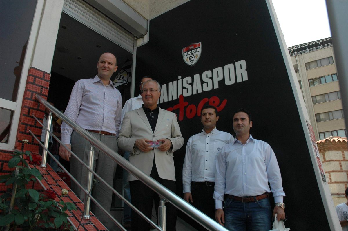 Vali Daşöz Manisaspor Store\'den Kombinesini Aldı