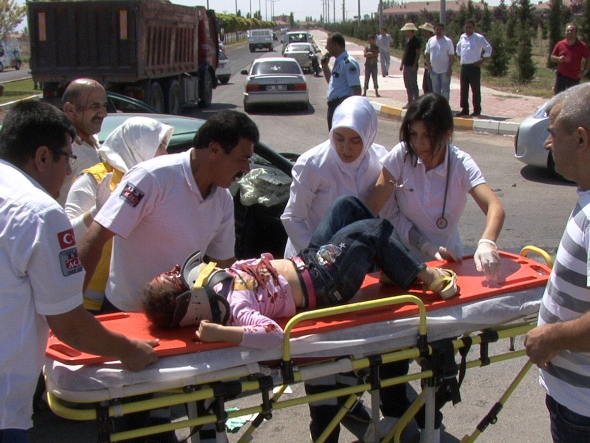 Yaralanan Kızını Teselli Etti