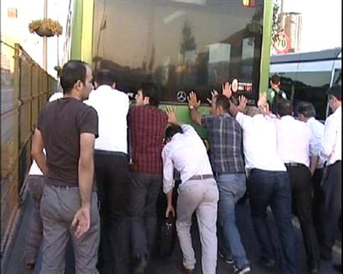 Yolcular Arıza Yapan Metrobüsü İtekledi