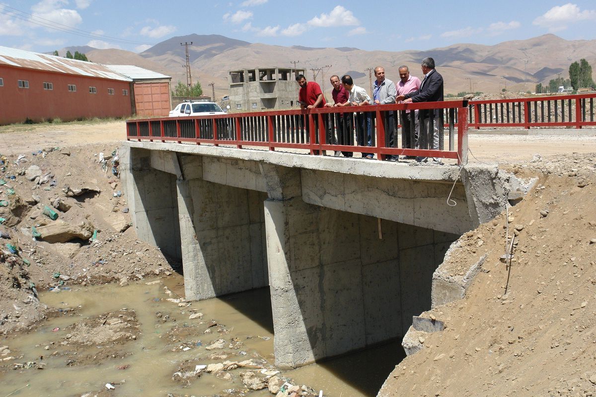 Yüksekova\'da İnşaası Biten Köprü Trafiğe Açıldı
