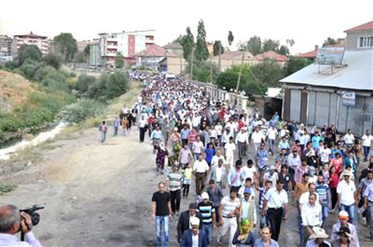 Yüksekova\'da Kadın PKK\'lının Cenazesinde Olay Çıktı )