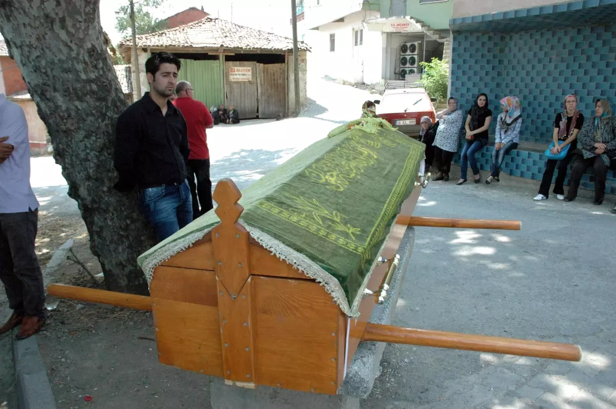 Zayıflama Hapından Ölen Nilüfer Gülmez Toprağa Verildi