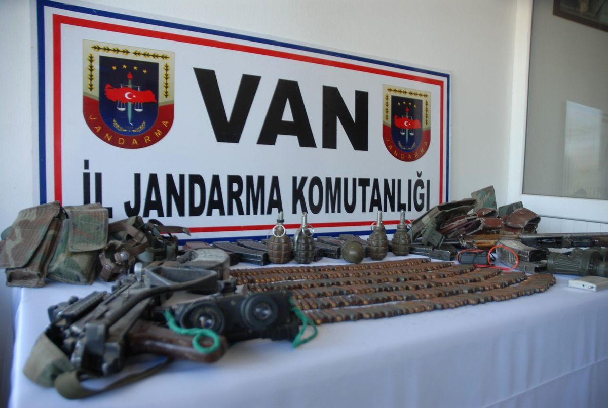 2 PKK\'lının Üzerlerinde Çıkan Mühimmatlar Sergilendi