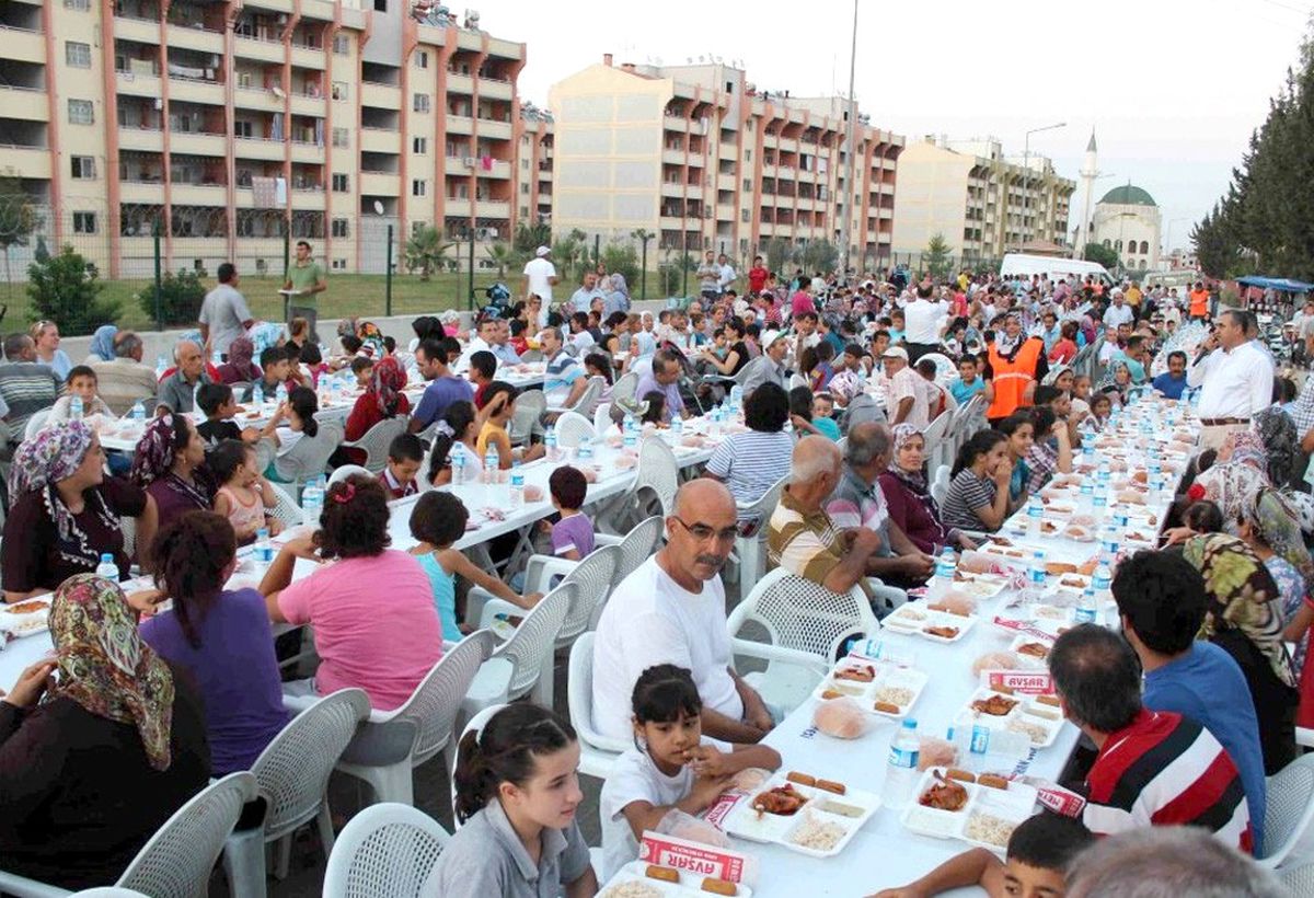 AK Parti Seyhan İlçe Teşkilatının İftar Etkinlikleri Sürüyor