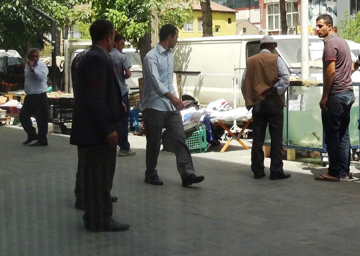 Akvaryumdaki Alabalıklara Büyük İlgi