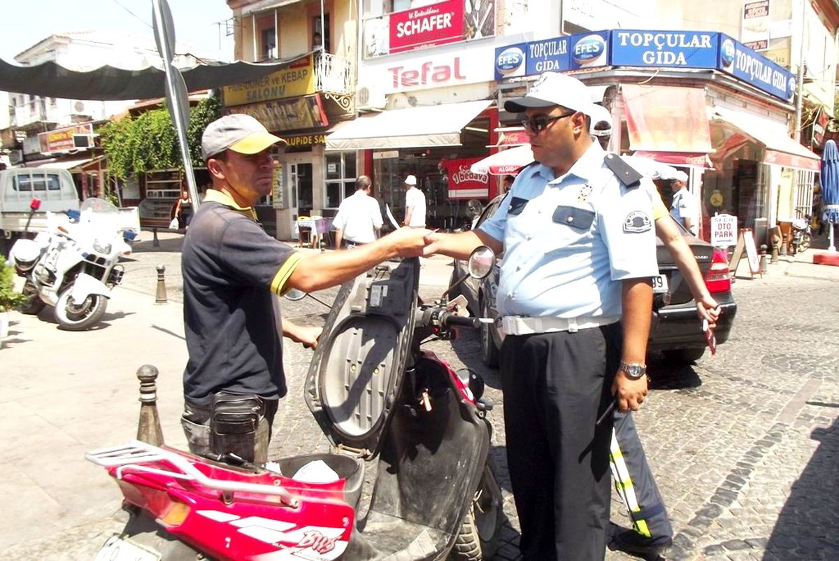 Ayvalık\'ta Kask Kullanmayan Motosiklet Sürücülerine Af Yok