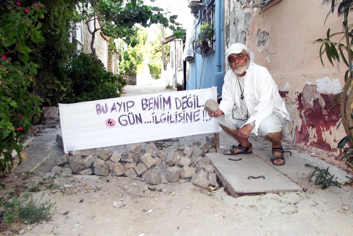 Ayvalık\'ta Tek Kişilik İlginç Eylem