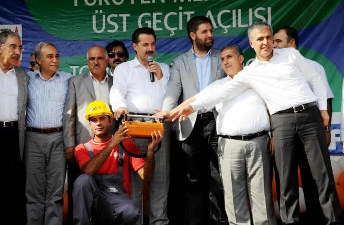 Bakan Çelik, PKK\'nın Kaçırdığ Askerin Ailesini Ziyaret Etti (2)