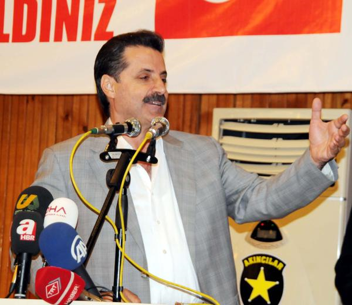 Bakan Çelik, PKK\'nın Kaçırdığ Askerin Ailesini Ziyaret Etti (3)