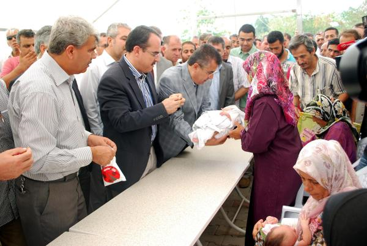 Bakan Ergin\'den Çadır Kampta Doğan Suriyeli Bebeklere Çeyrek Altın