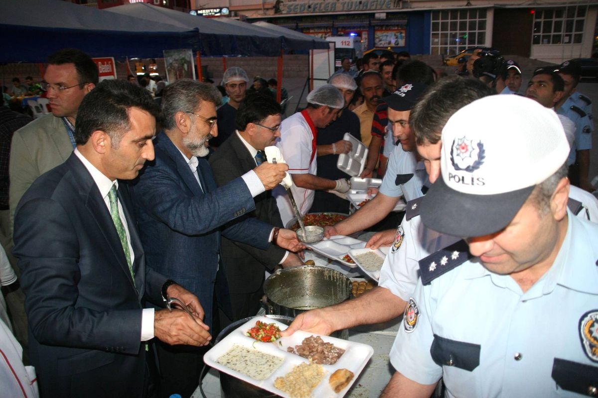 Bakan Yıldız, İftar Çadırında Vatandaşlara Yemek Dağıttı