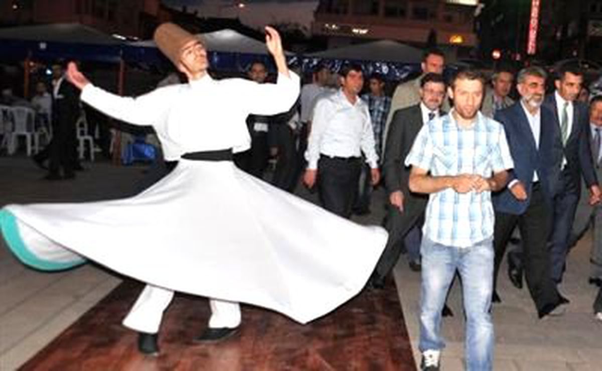 Bakan Yıldız, İftar Çadırında Yemek Dağıttı