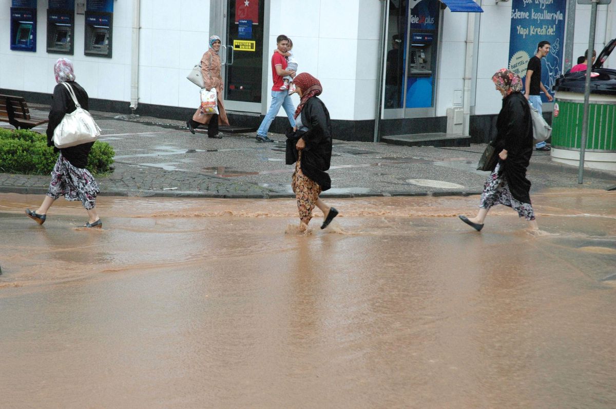 Balıkesir\'de Sağanak Yağış