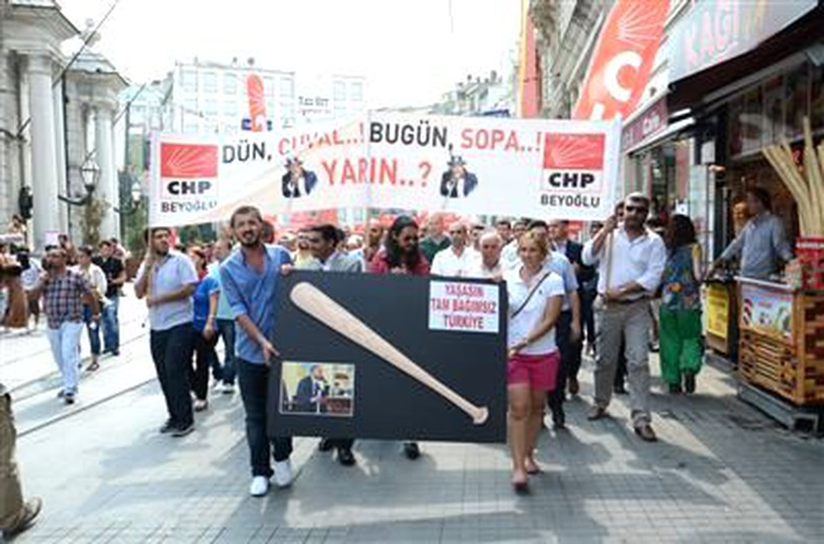 Clınton\'ı Protesto Eden Öğrencilere Polis Müdahalesi