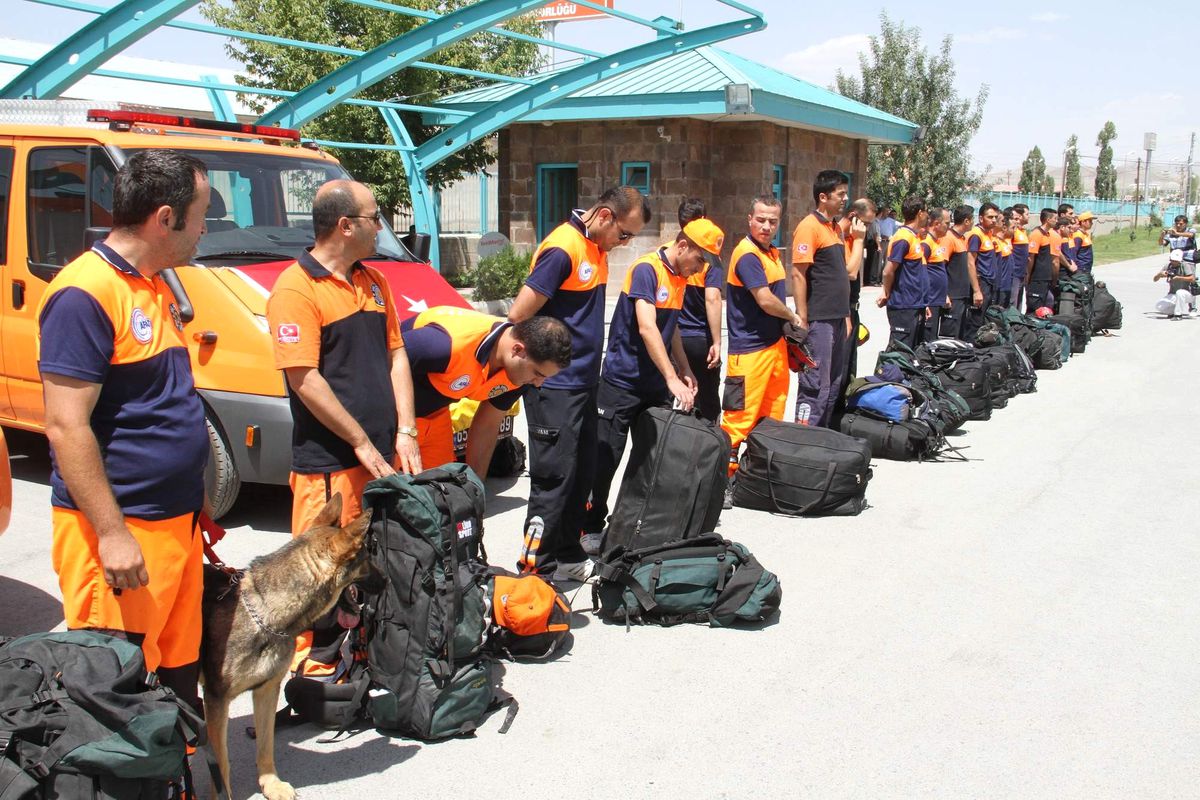 Deprem Bölgesi Van\'dan İran\'a Yardım