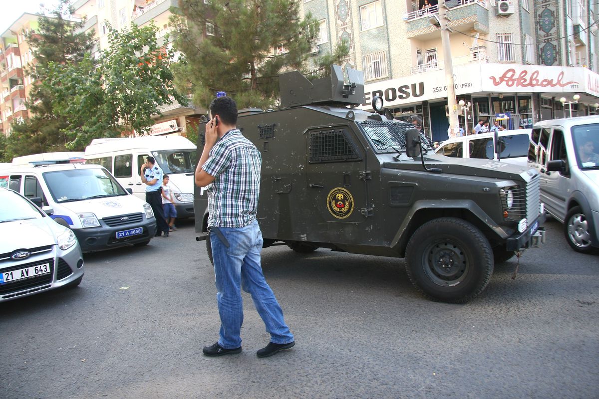 Diyarbakır Cezaevi\'ne Bombalı Saldırı