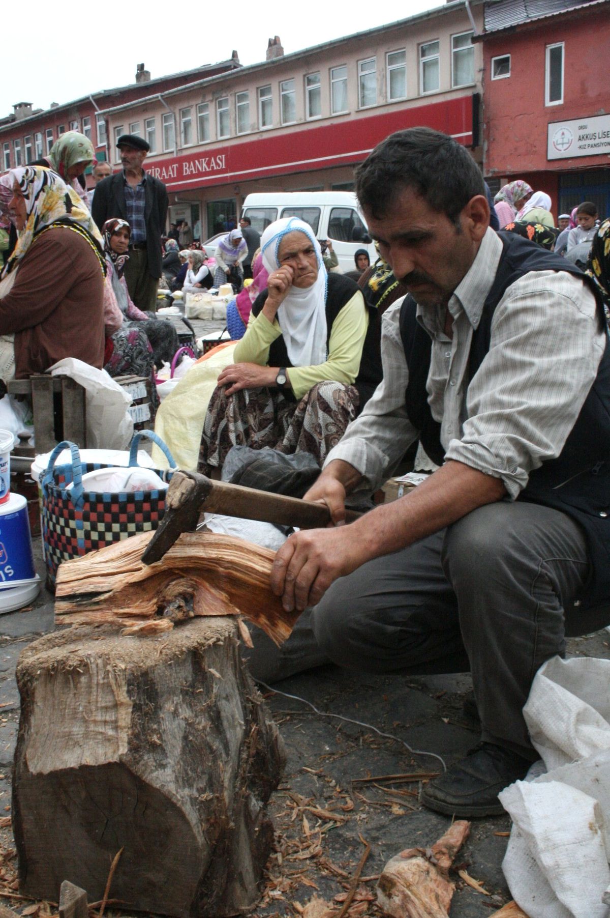 Ekmeğini Çıradan Çıkarıyor