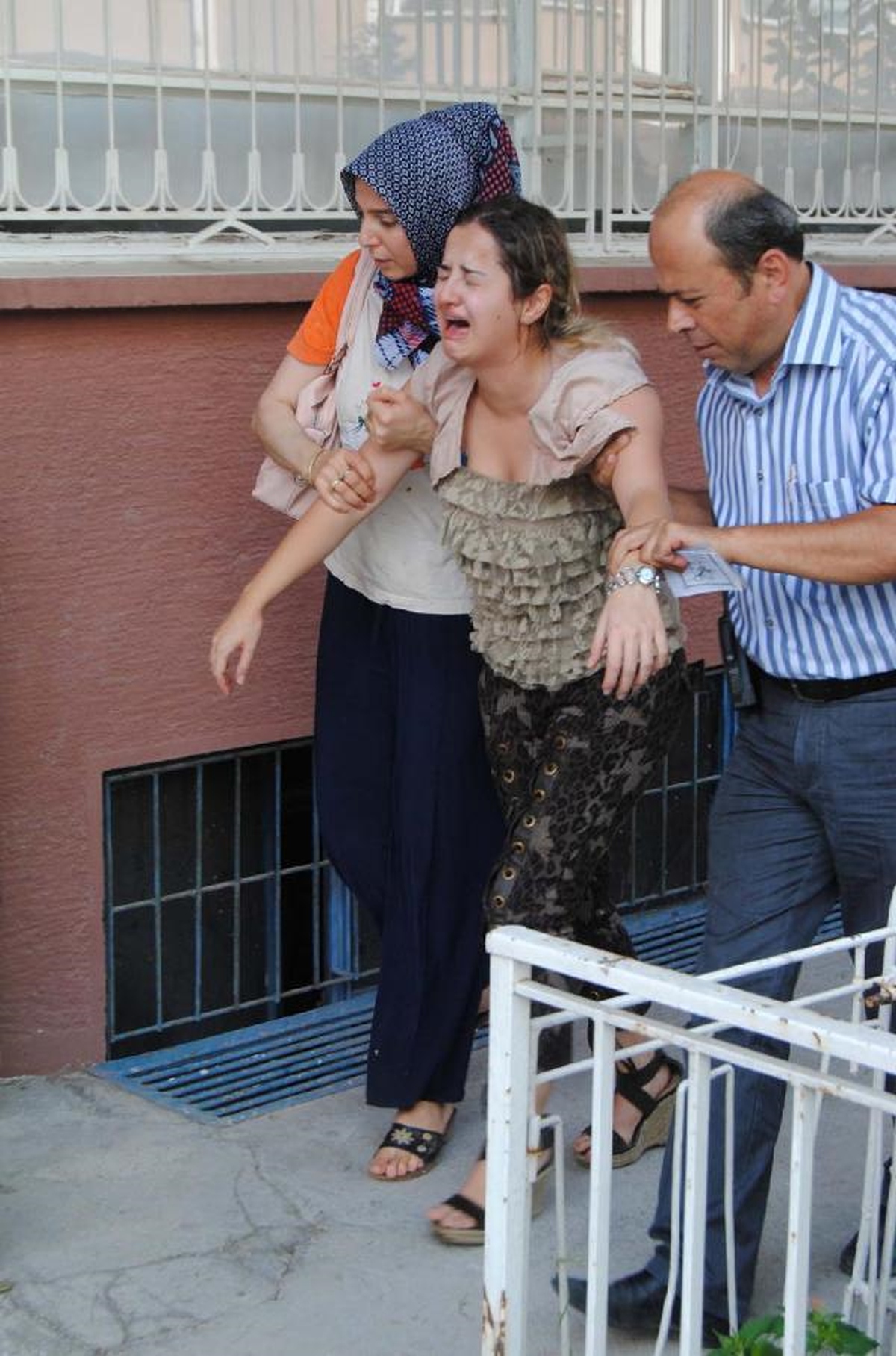 Emekli Kadın Öğretmen Evinde Ölü Bulundu