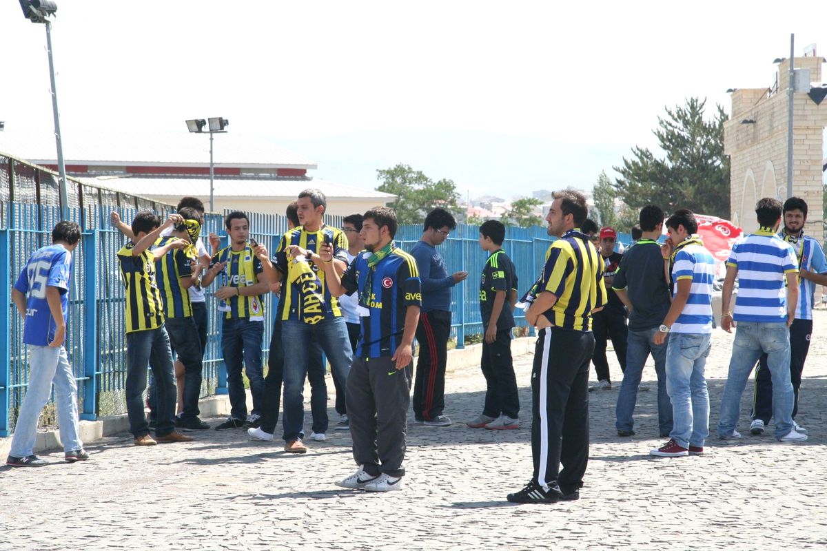 Erzurum\'da Derbi Maç Öncesi İki Takım Taraftarları Dostluk Mesajları Verdi