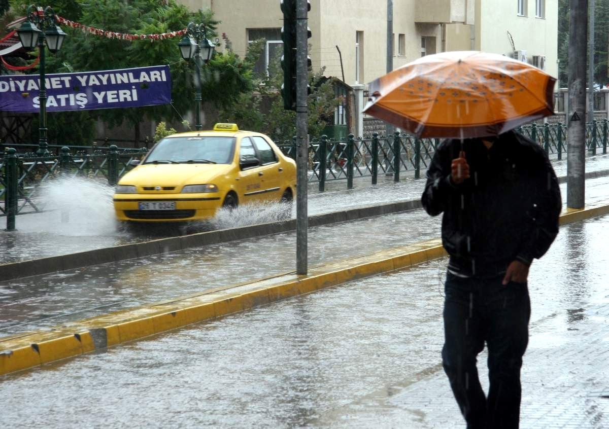 Eskişehir\'de Yağan Yağmur Hayatı Olumsuz Etkiledi