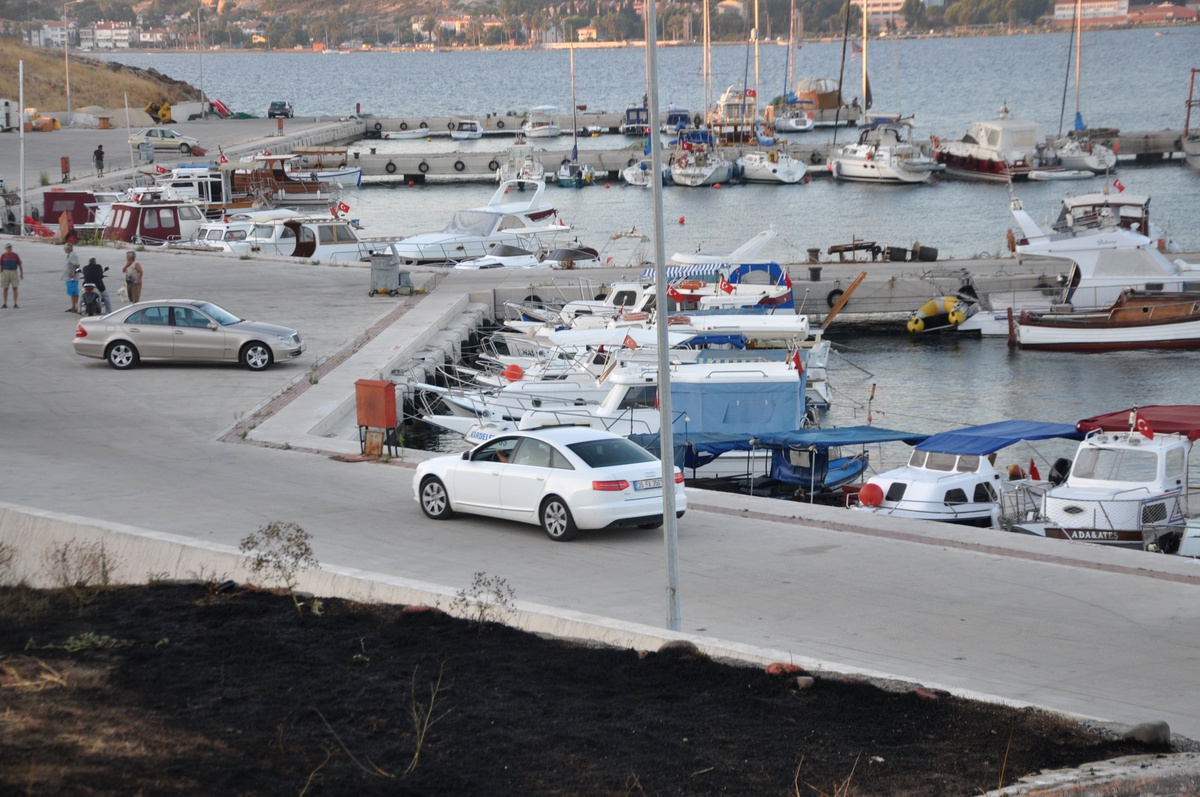 Foça Balıkçı Barınağında Çıkan Yangın Korkuttu