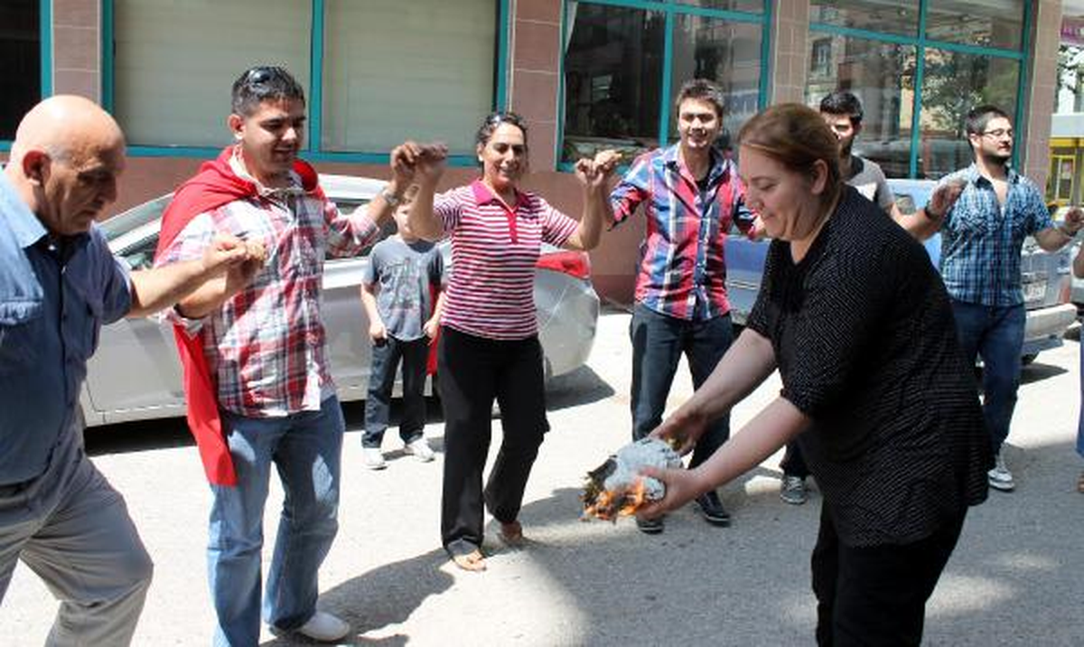 Genç Avukatı, Ailesi Halay Çekerek Askere Uğurladı