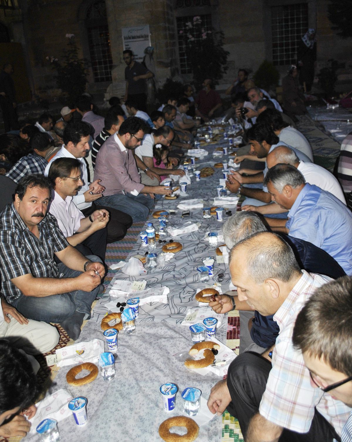 İhh\'dan Hurma ve Simitli \'Şükür İftarı\'