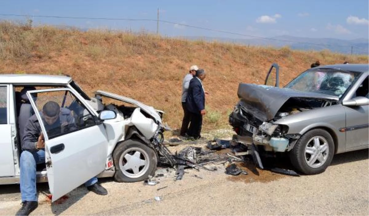 İki Otomobil Kafa Kafaya Çarpıştı: 5 Yaralı