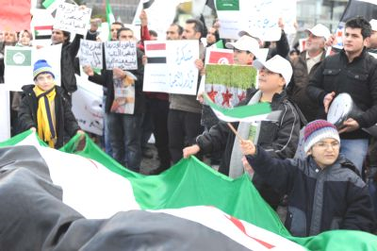 İstanbul\'da Yaşayan Suriyeliler Esad\'ı Protesto Etti