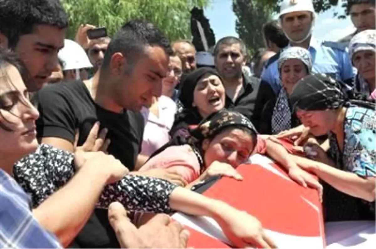 K.maraş1 Sigara Kaçakçılarının Şehit Ettiği Polis, Son Yolculuğuna Uğurlandı