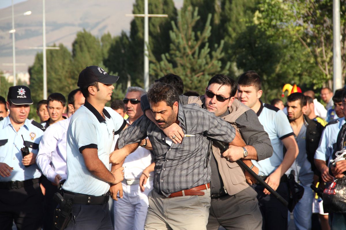 Karaborsa Bilet Satıcıları ile Polis Arasında Arbede Yaşandı