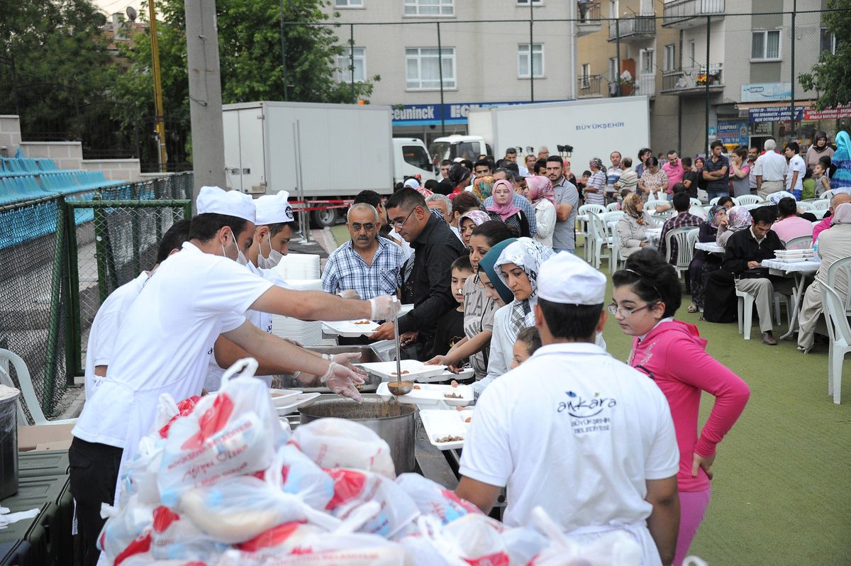 Keçiören\'de 5 Bin Kişilik İftar Yemeği