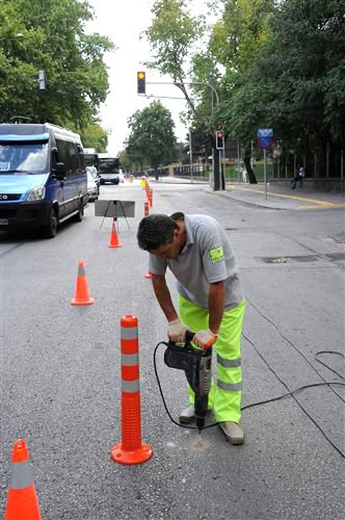 Milli Müdafaa Caddesi\'nde Geçici Trafik Düzenlemesi