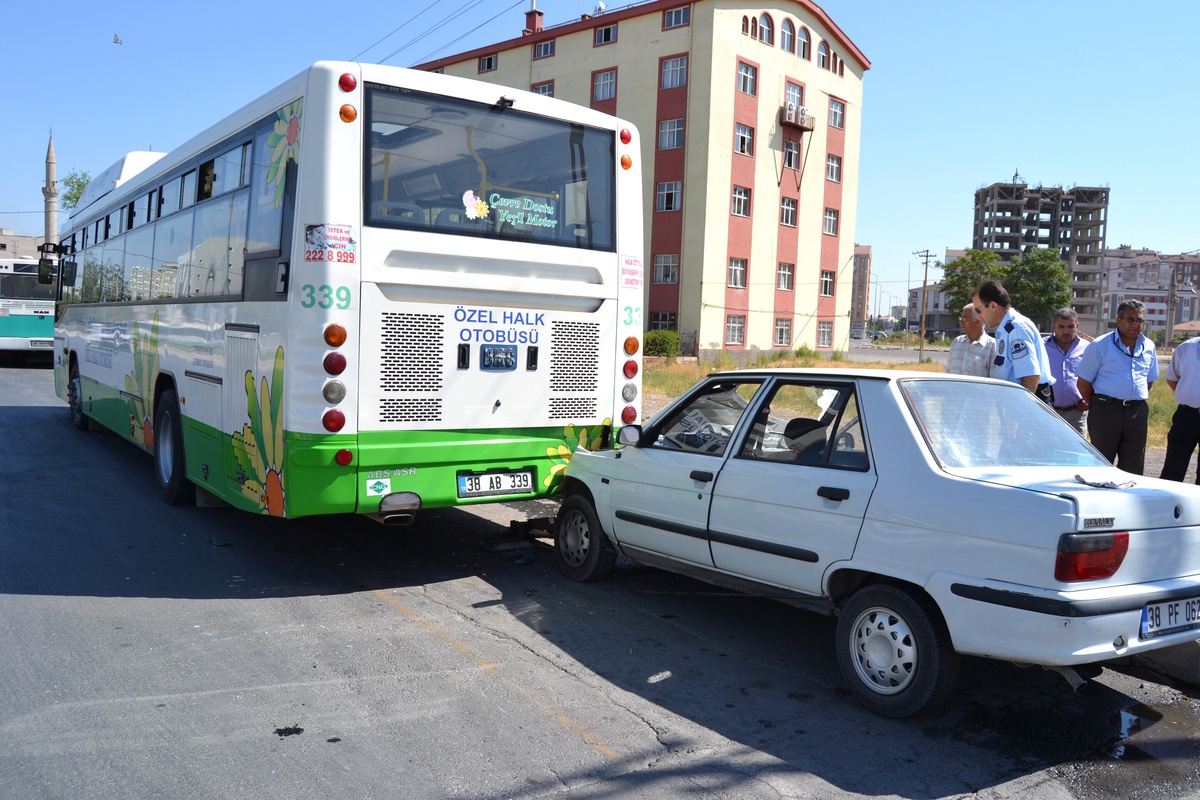 Otomobil Park Halindeki Halk Otobüsüne Çarptı: 1 Yaralı