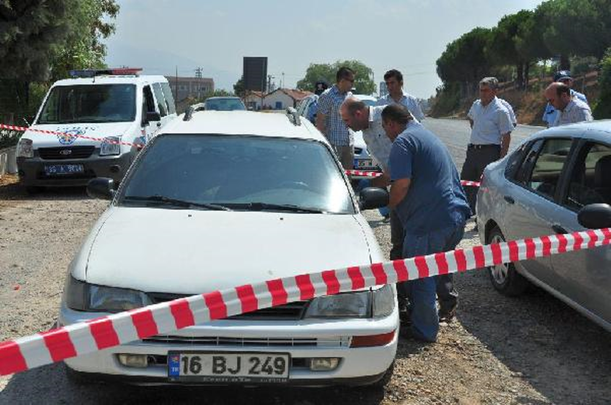 Park Halindeki Otomobilde Ceset